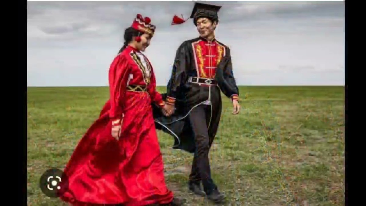 Девушка в калмыцком костюме