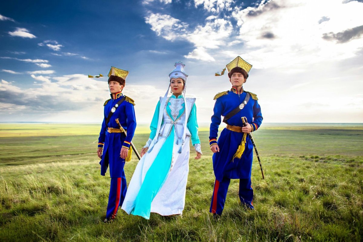 Музыкантов в калмыцких костюмах