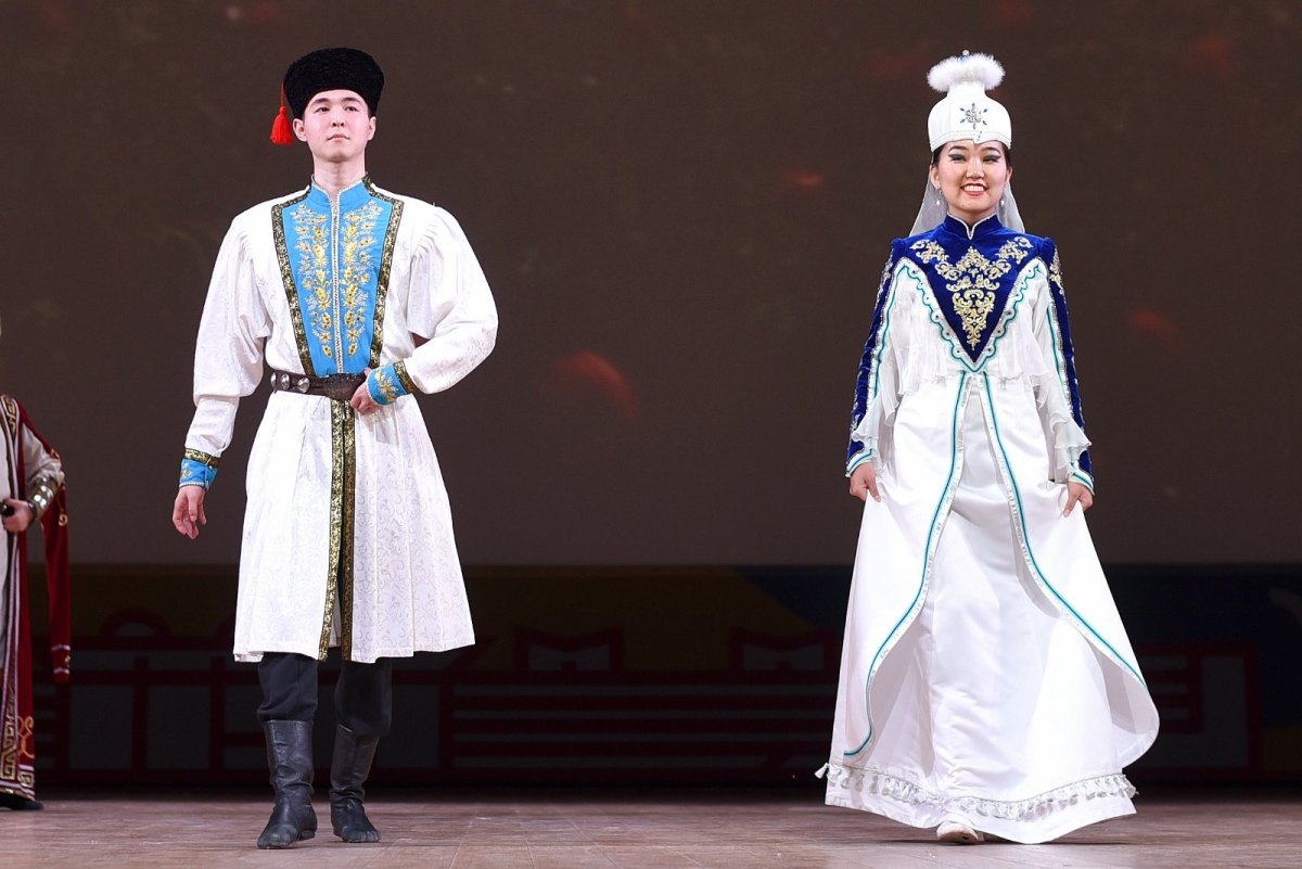 Калмычка в нац костюме в Москве