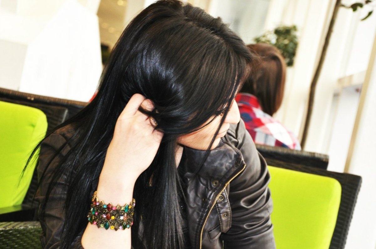 Кавказские девушки с боку