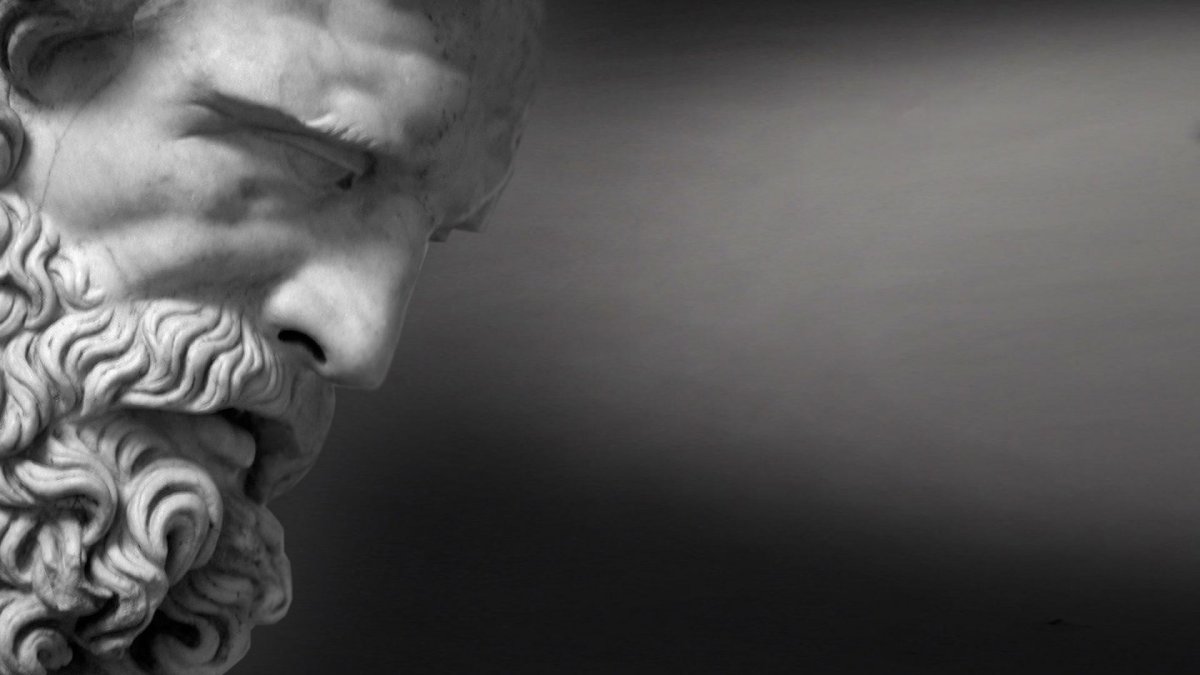 Греческие скульптуры на черном фоне