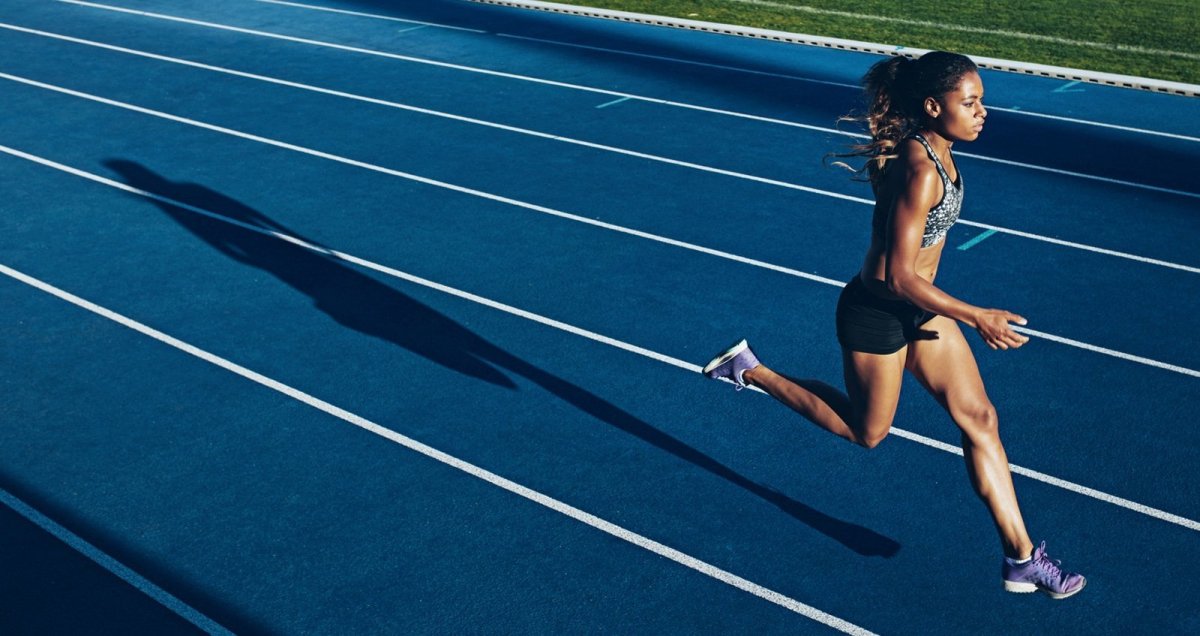 Спортсмен на старте бег