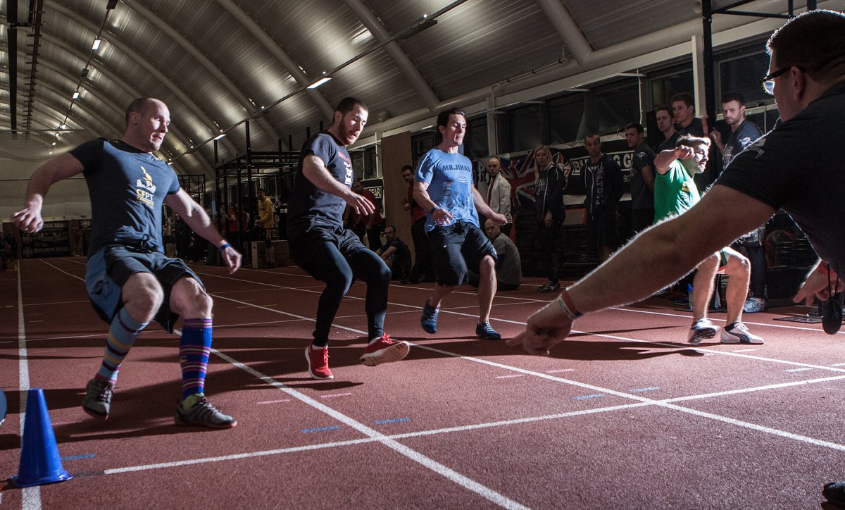 Спортсмен на старте бег