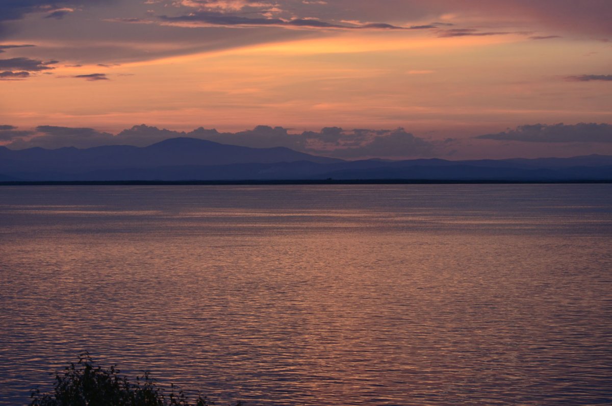 Река Амур в лучах солнца