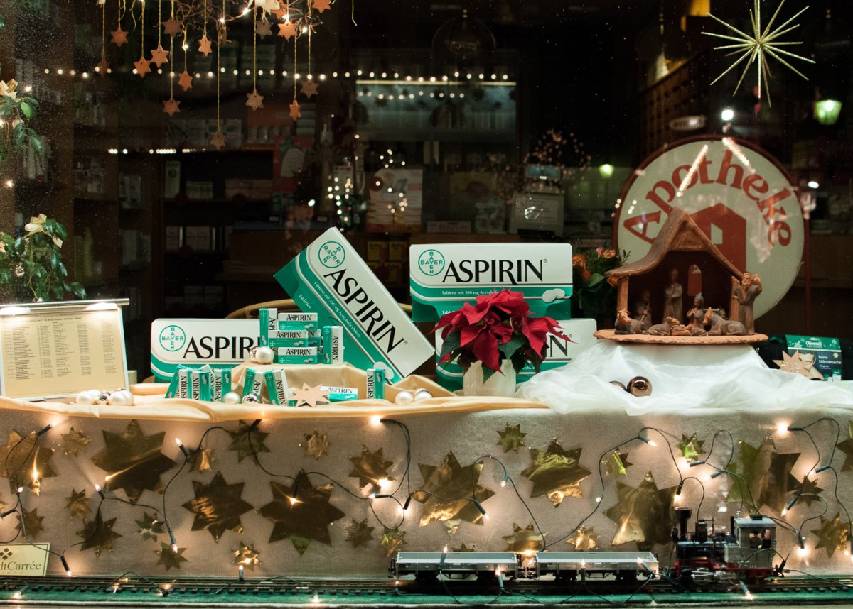 Витрина с рождественскими подарками Европа