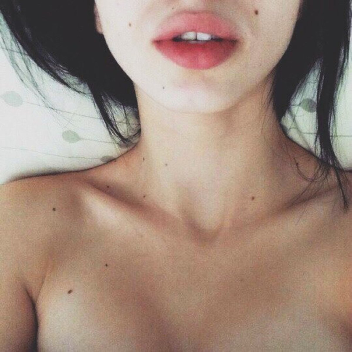 Облизывает палец