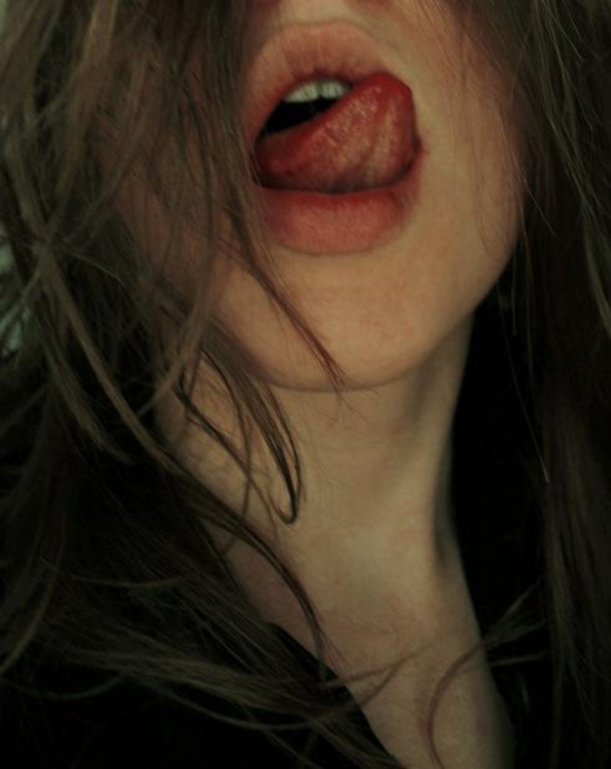 Девушка с Чупа чупсом во рту