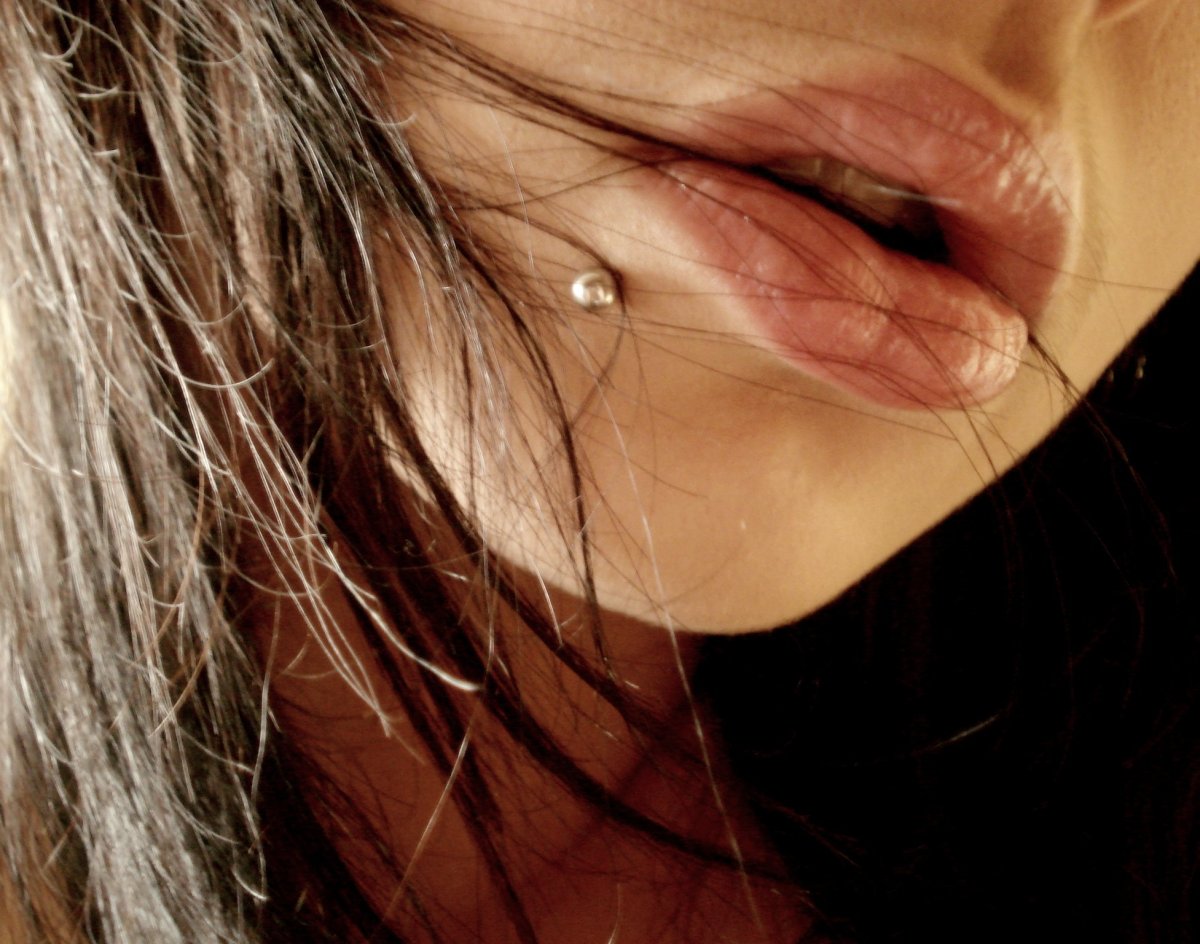 Губы девушек без лица