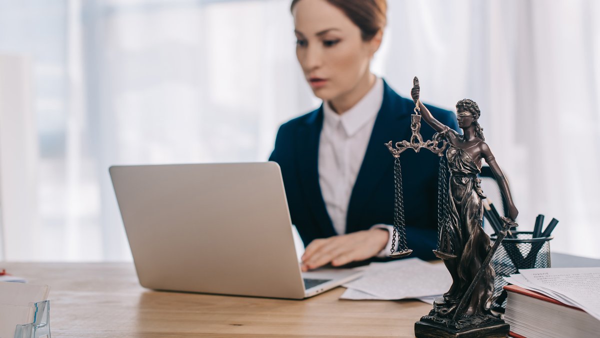 Девушка юрист