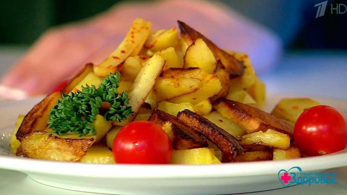 Клубни картофеля с ботвой