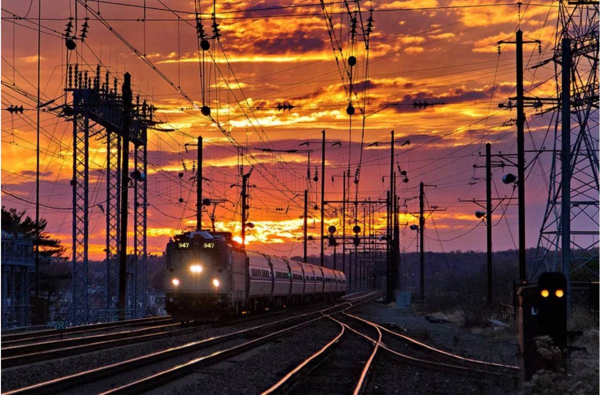 Поезд на закате