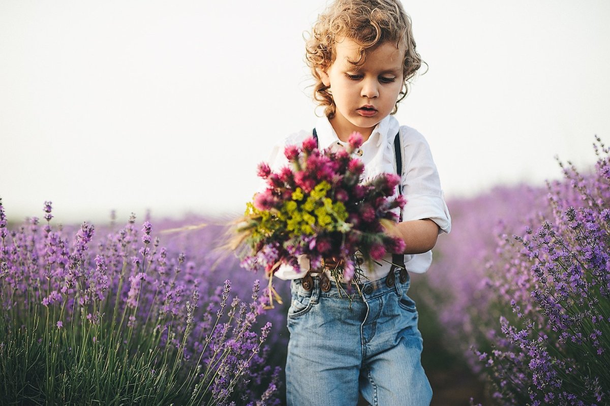 Мальчик с букетом цветов