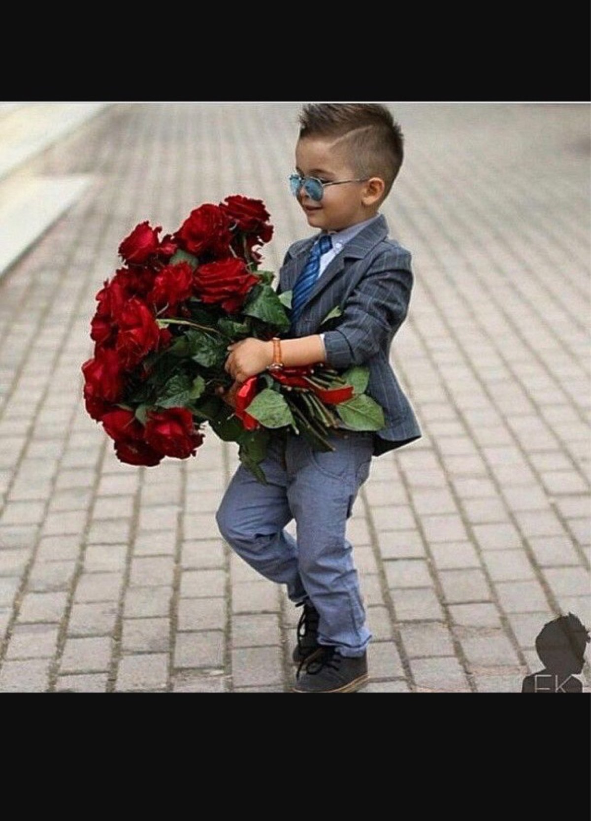 Мужчина с розой в зубах