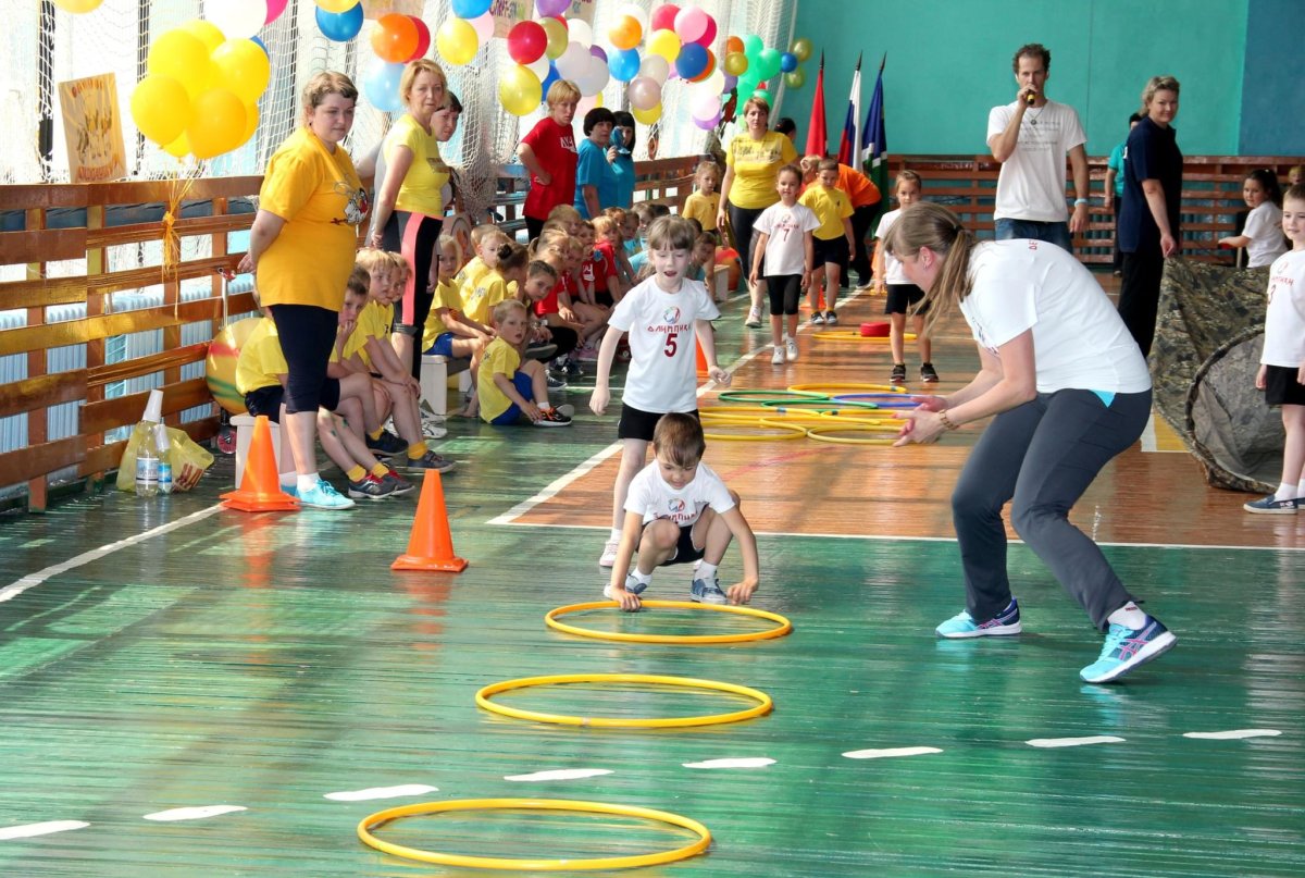 Весёлые старты в здании клуба для подростков