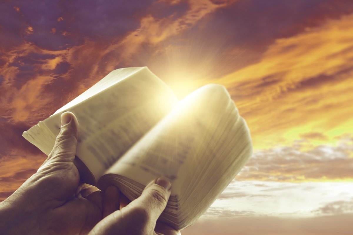 Библия в руках