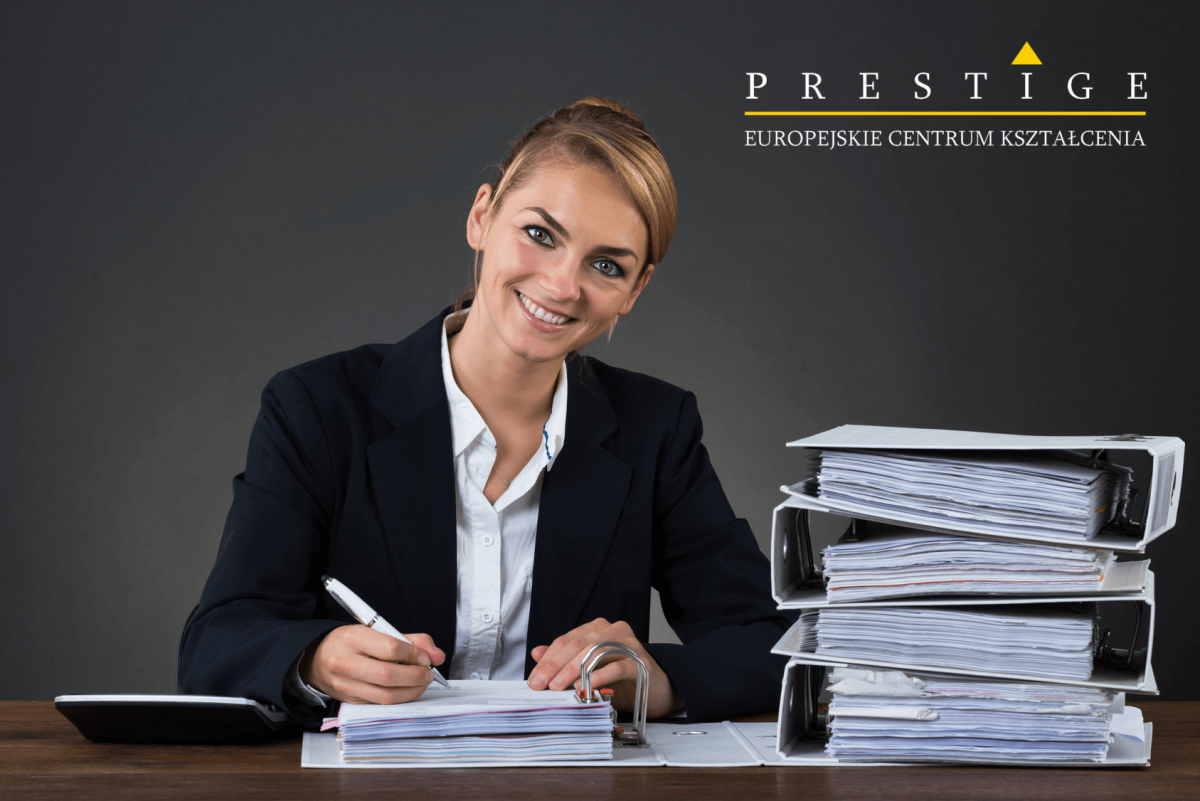 Женщина с документами за столом