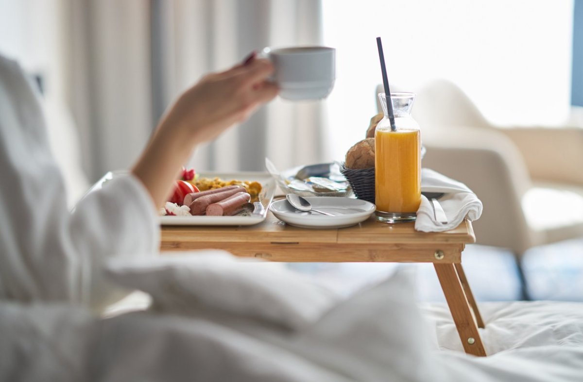 Девушка на столе с едой