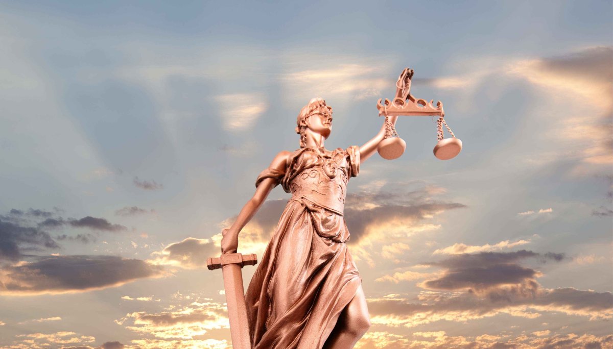 Скульптура Фемида с крыльями