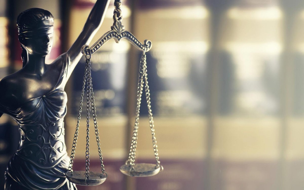 4 Юриста на белом фоне