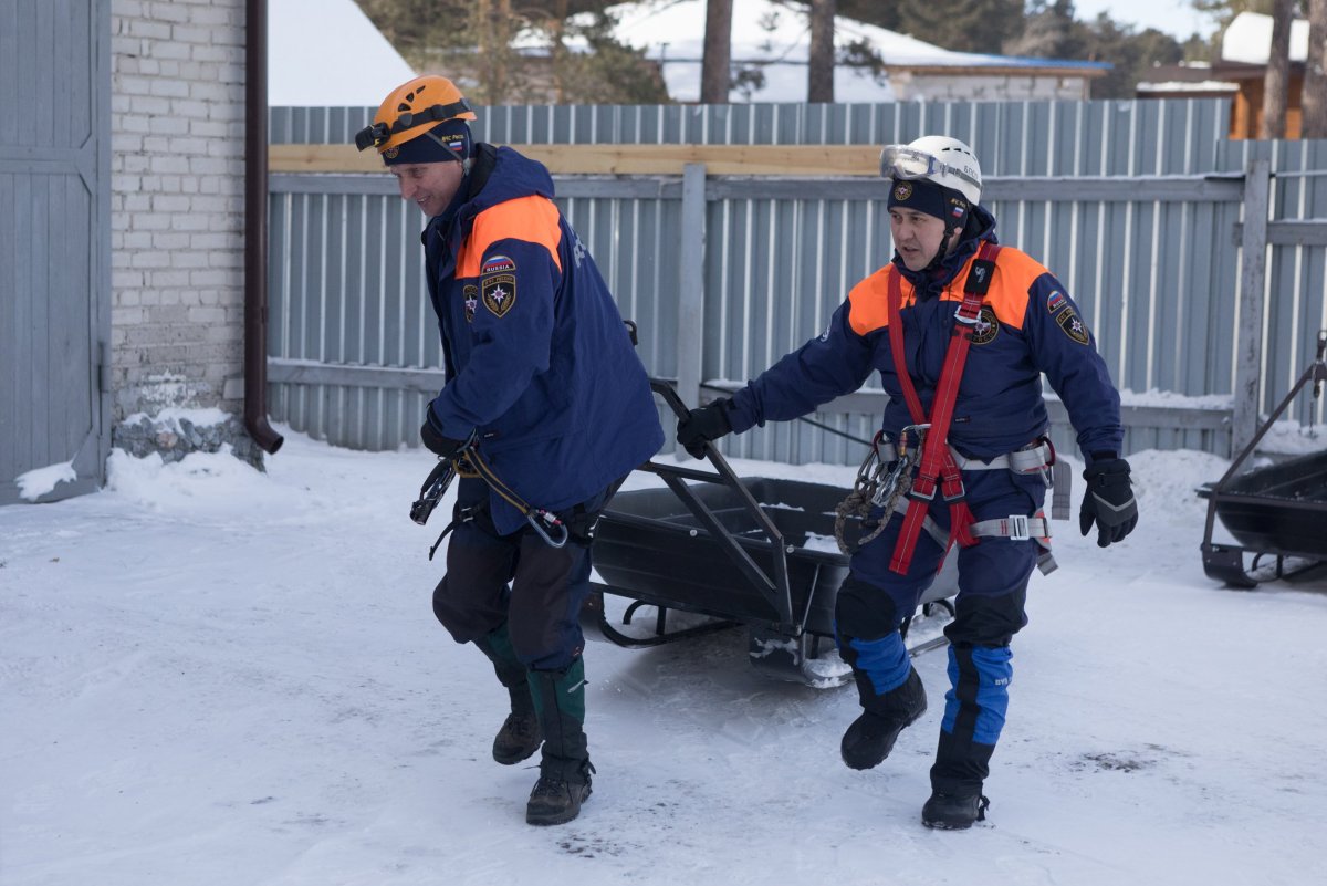 Парень в форме МЧС без лица