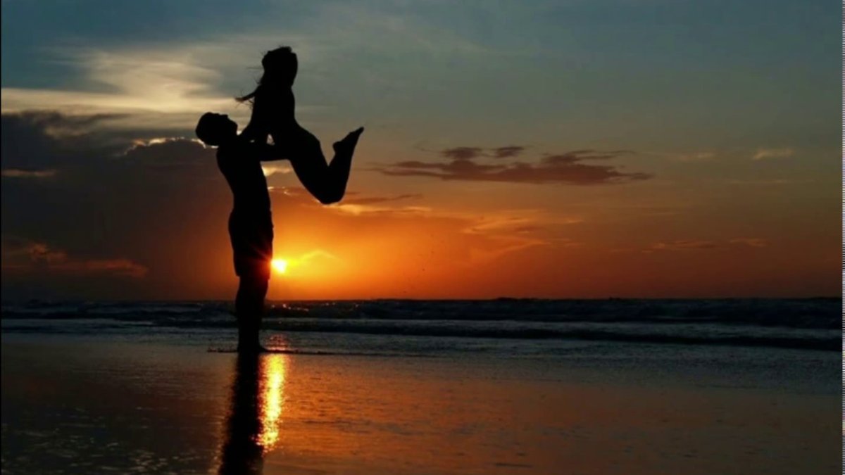 Парень и девушка танец на закате