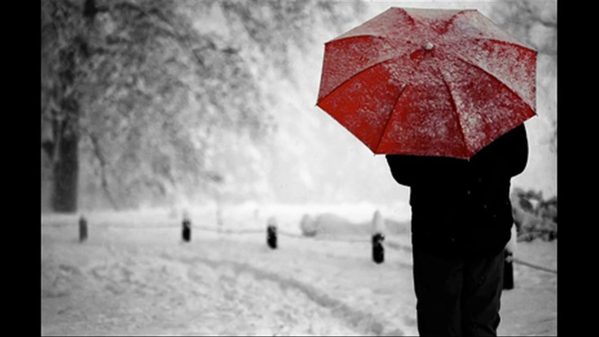 Девушка с зонтиком зимой