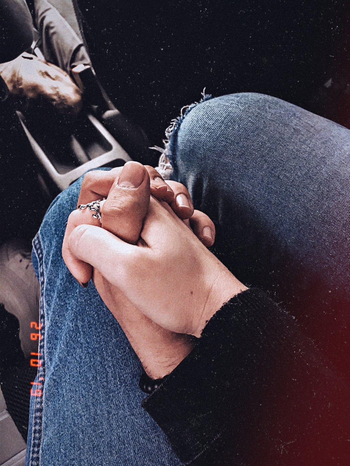 Руки влюбленных в машине