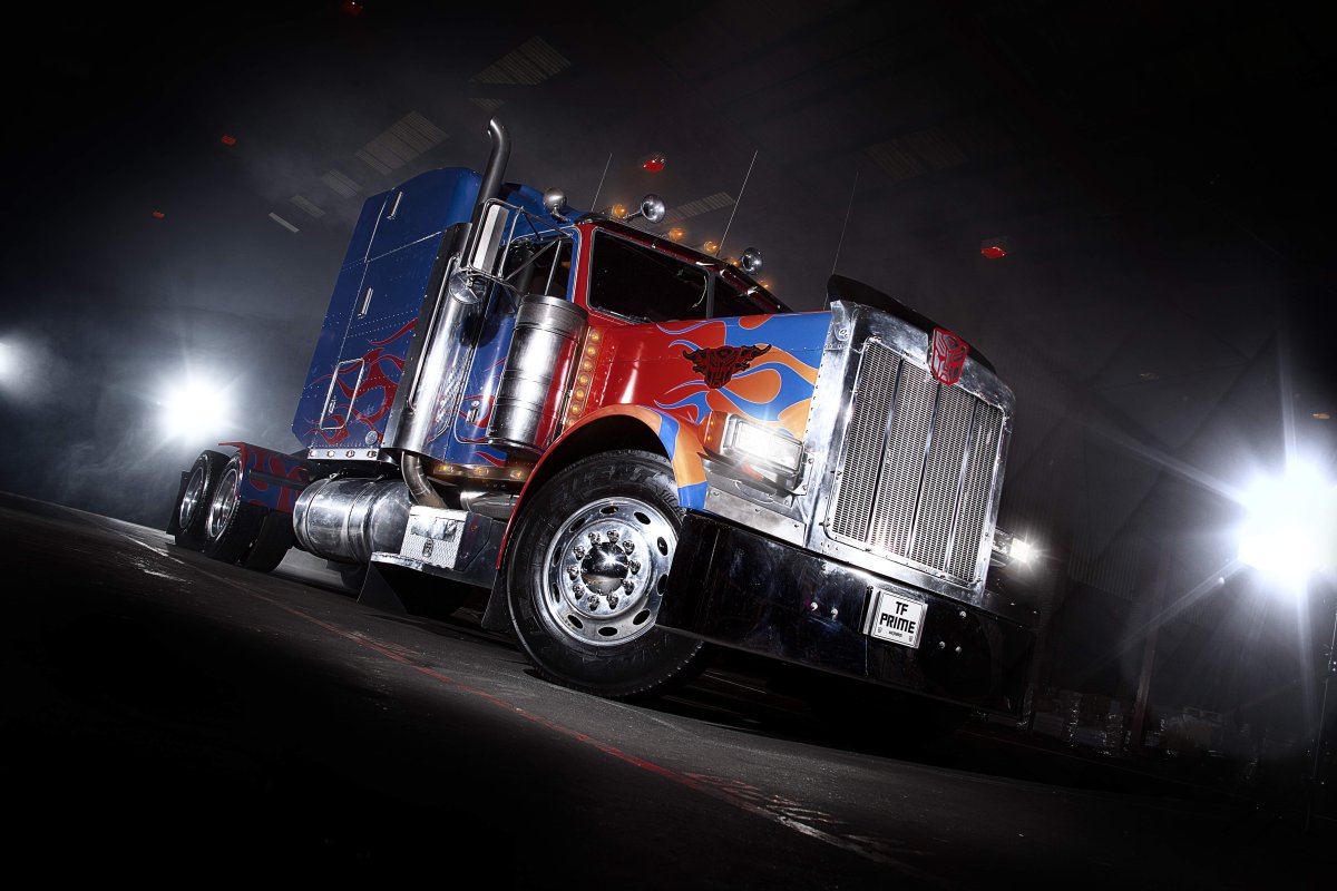 Грузовик Оптимус Прайм тягач Peterbilt 379