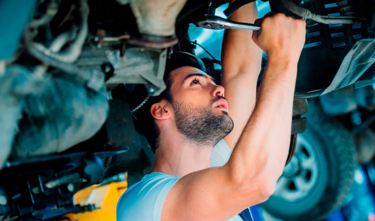 Парень автомеханик