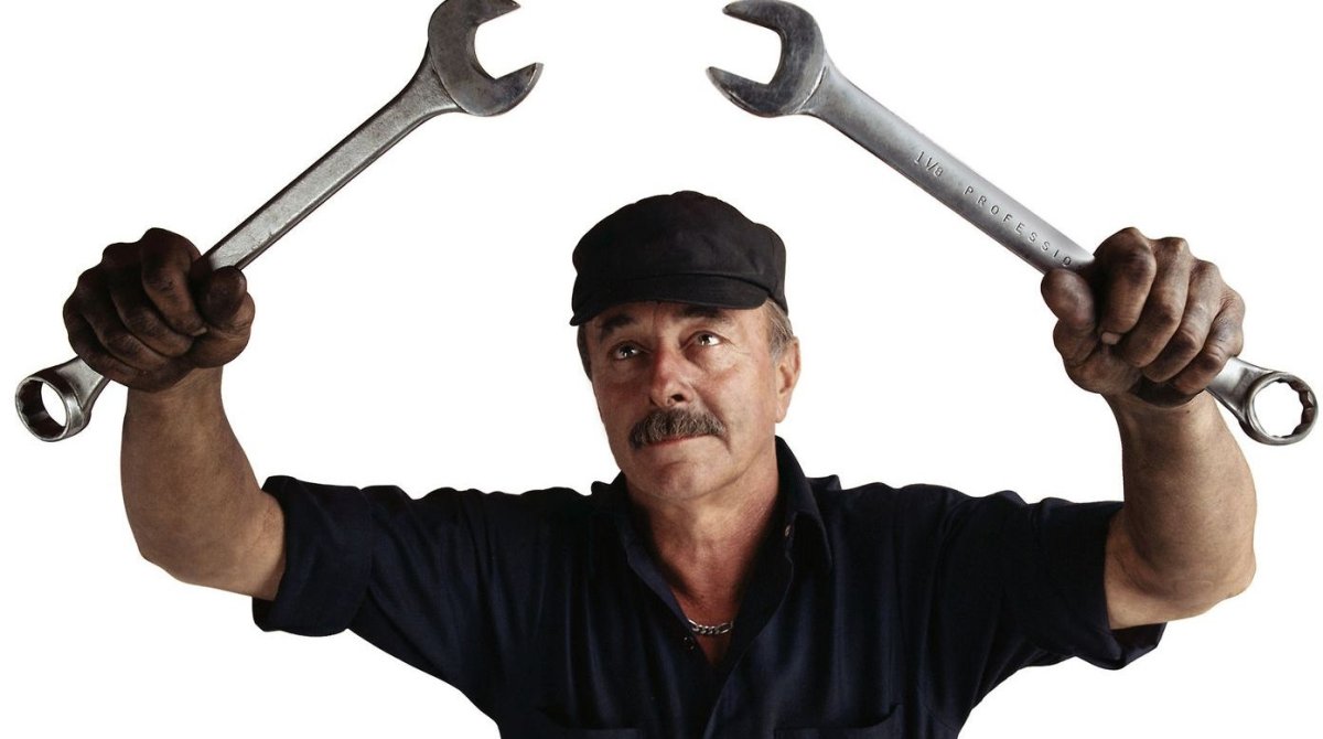 Человек с гаечным ключом