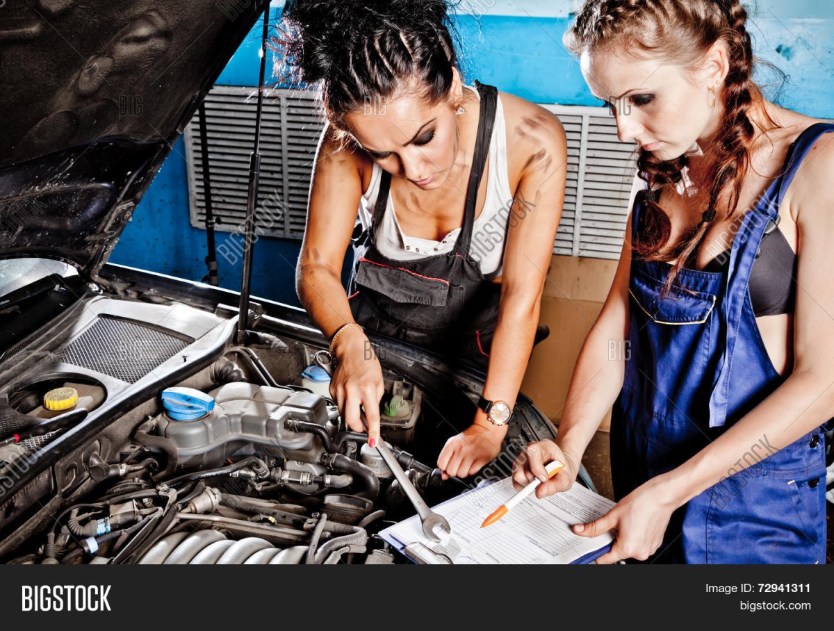 Женщина в автосервисе