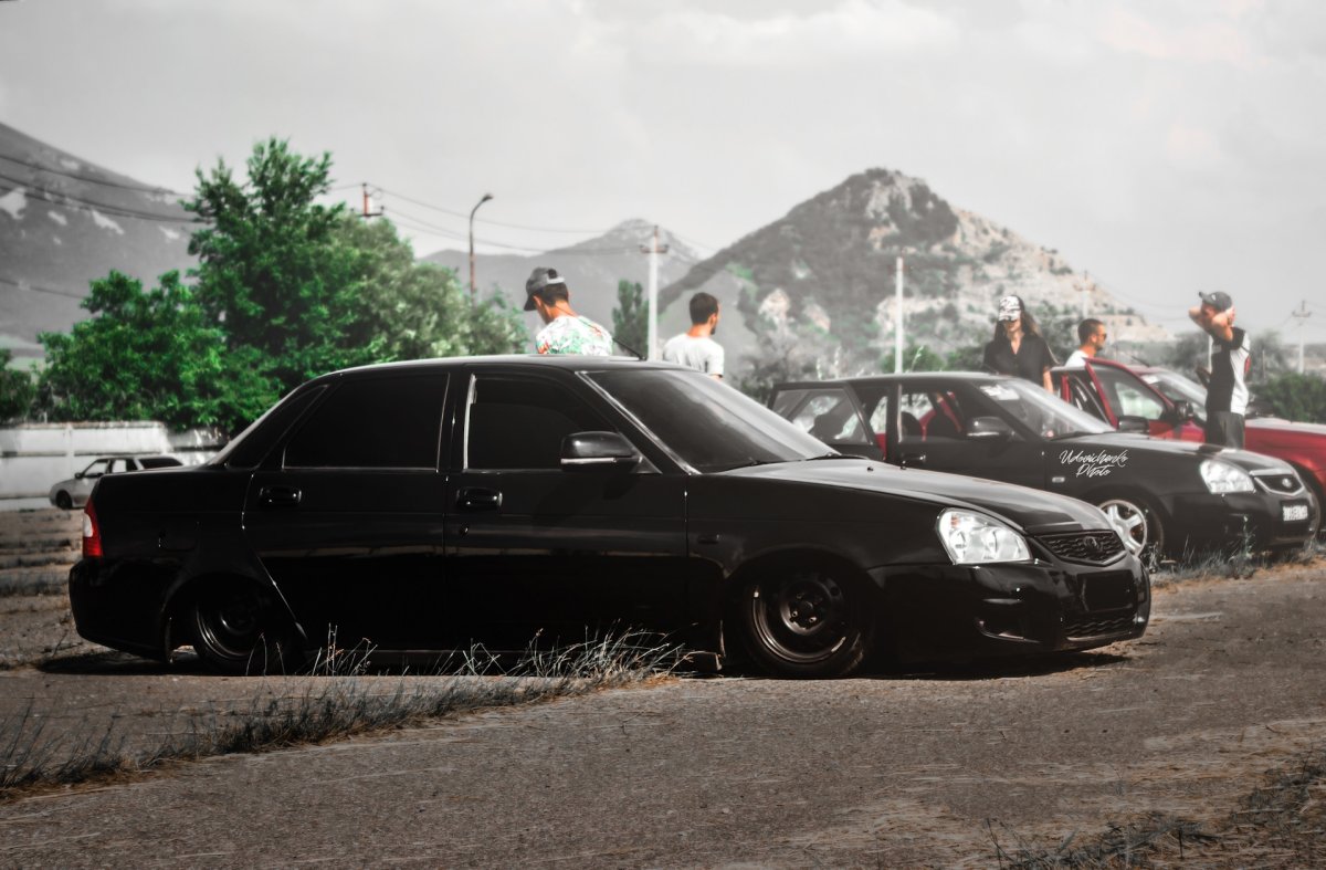 Приора чёрная тонированная заниженная