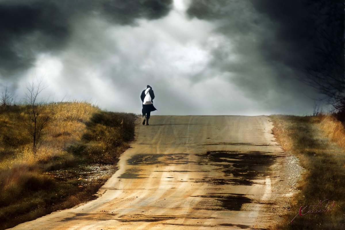 Одинокий человек на дороге