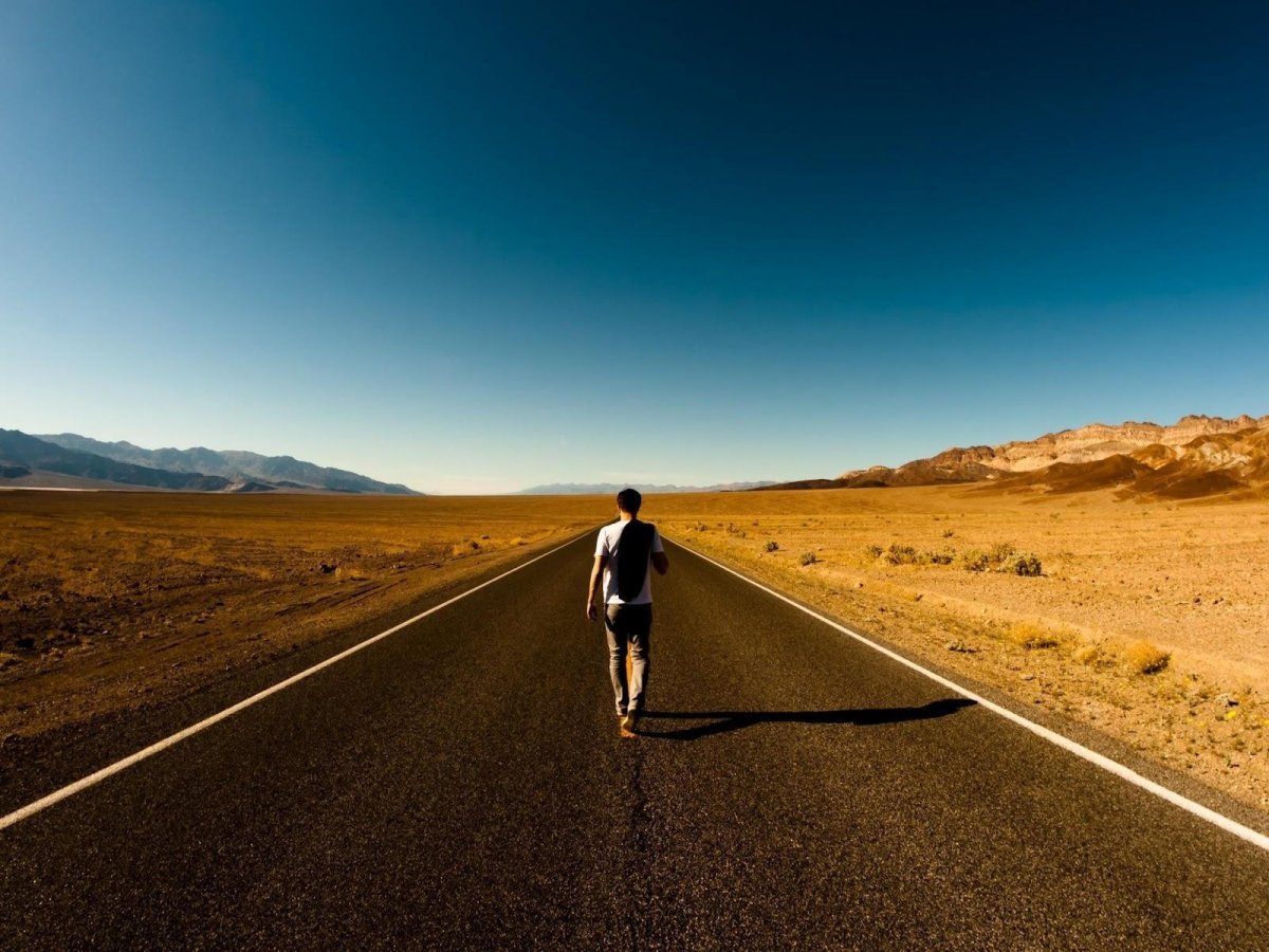 Человек идет по дороге