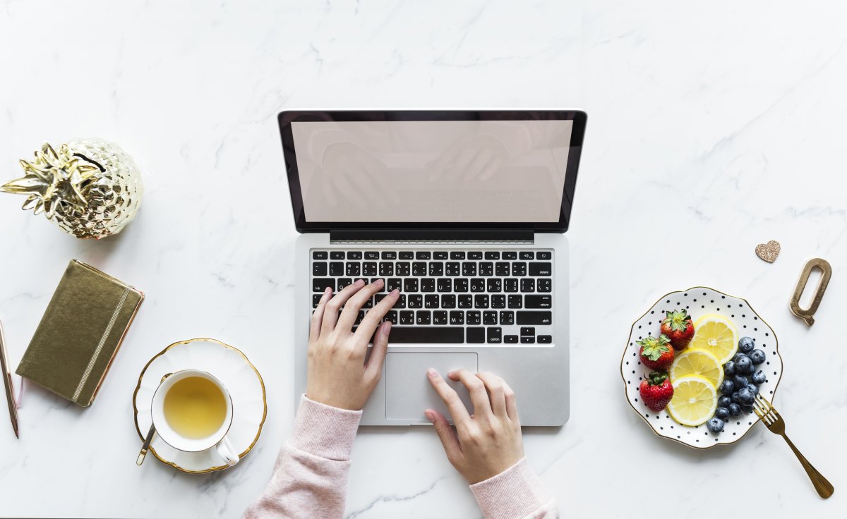 Ноутбук и кофе