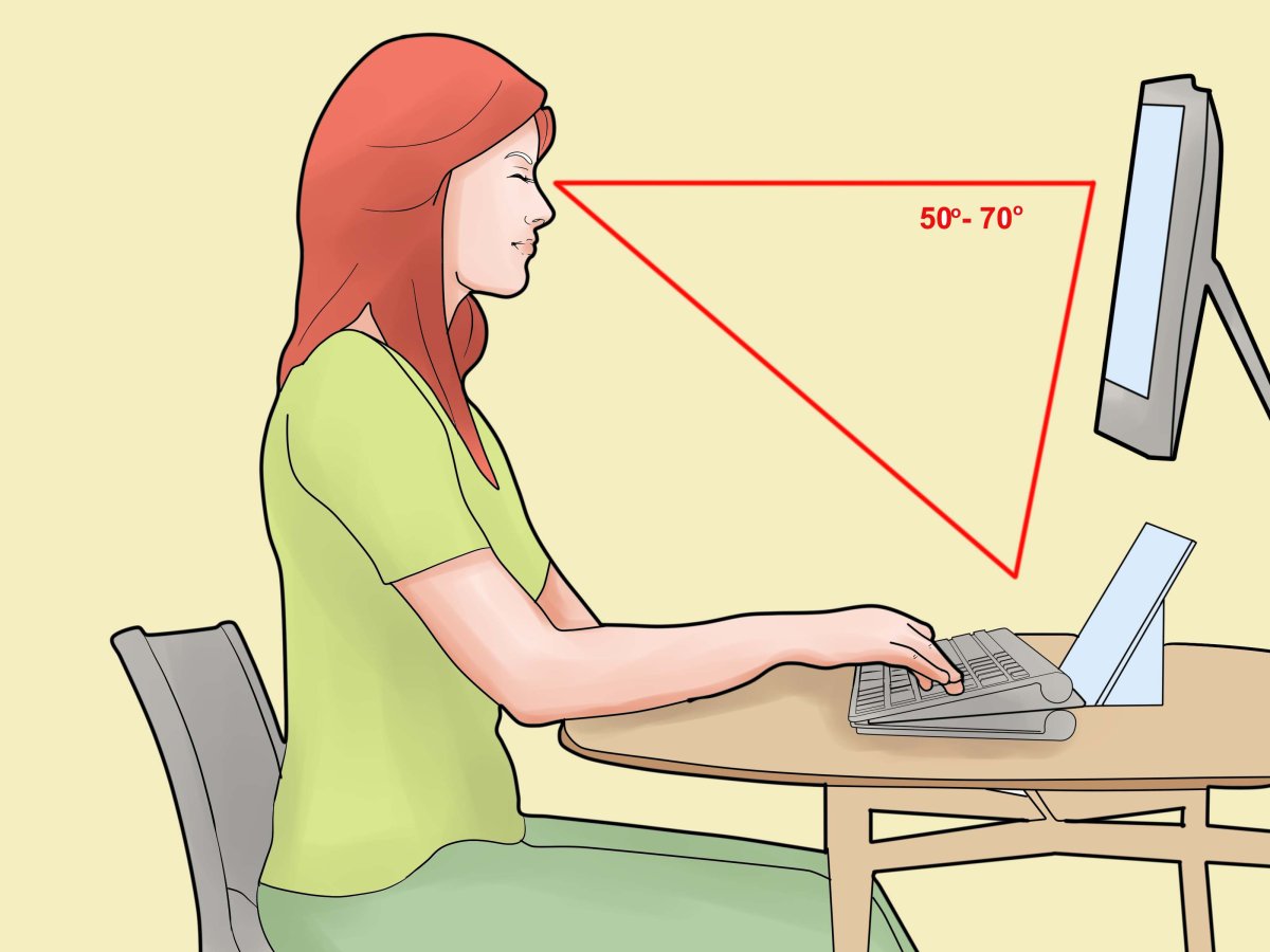 Девушка с телефоном и компьютером