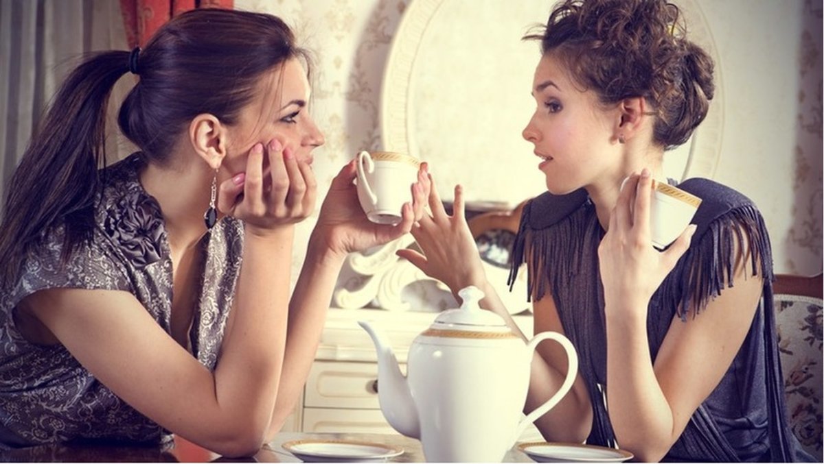 Подруги за чашкой чая