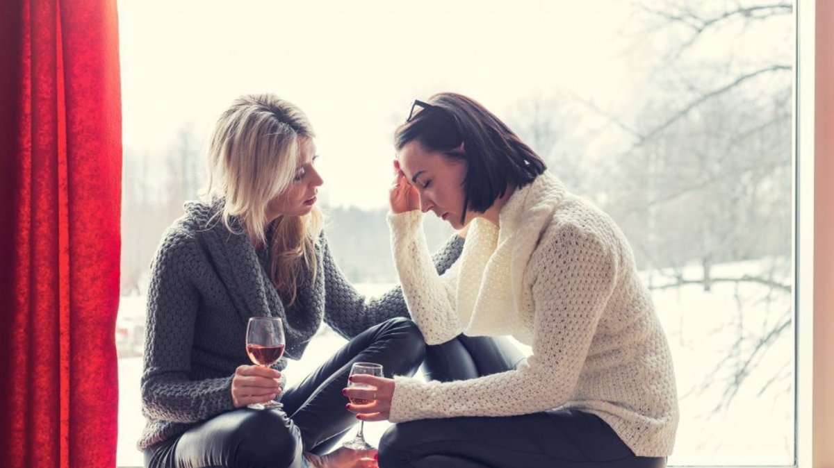 Беседа двух женщин