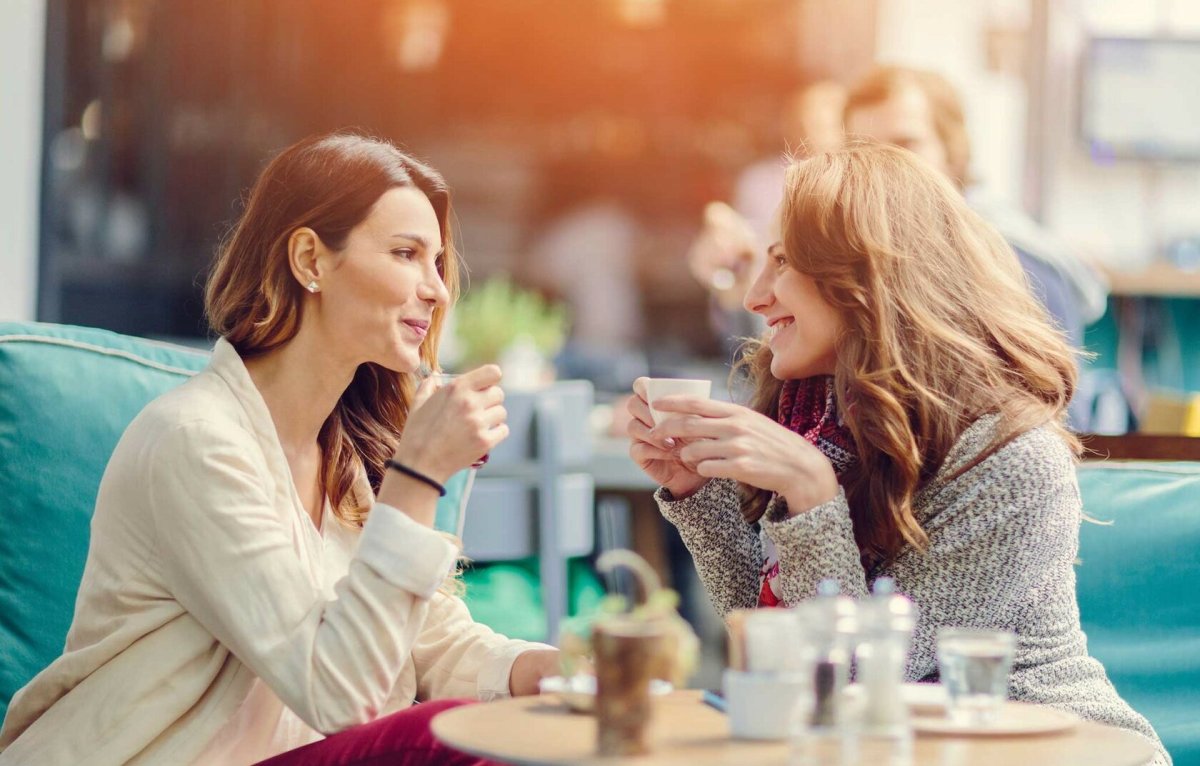 Две девушки разговаривают в кафе