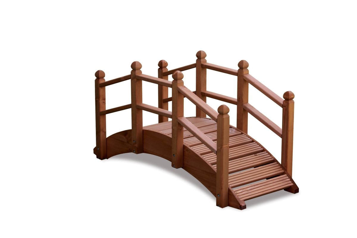 Мостик деревянный на белом фоне