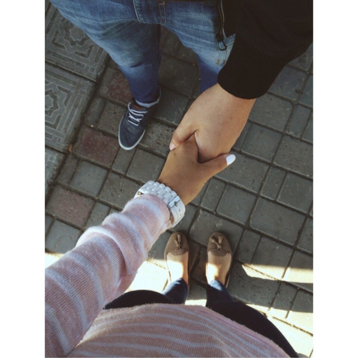 Парень с девушкой за руку без лица