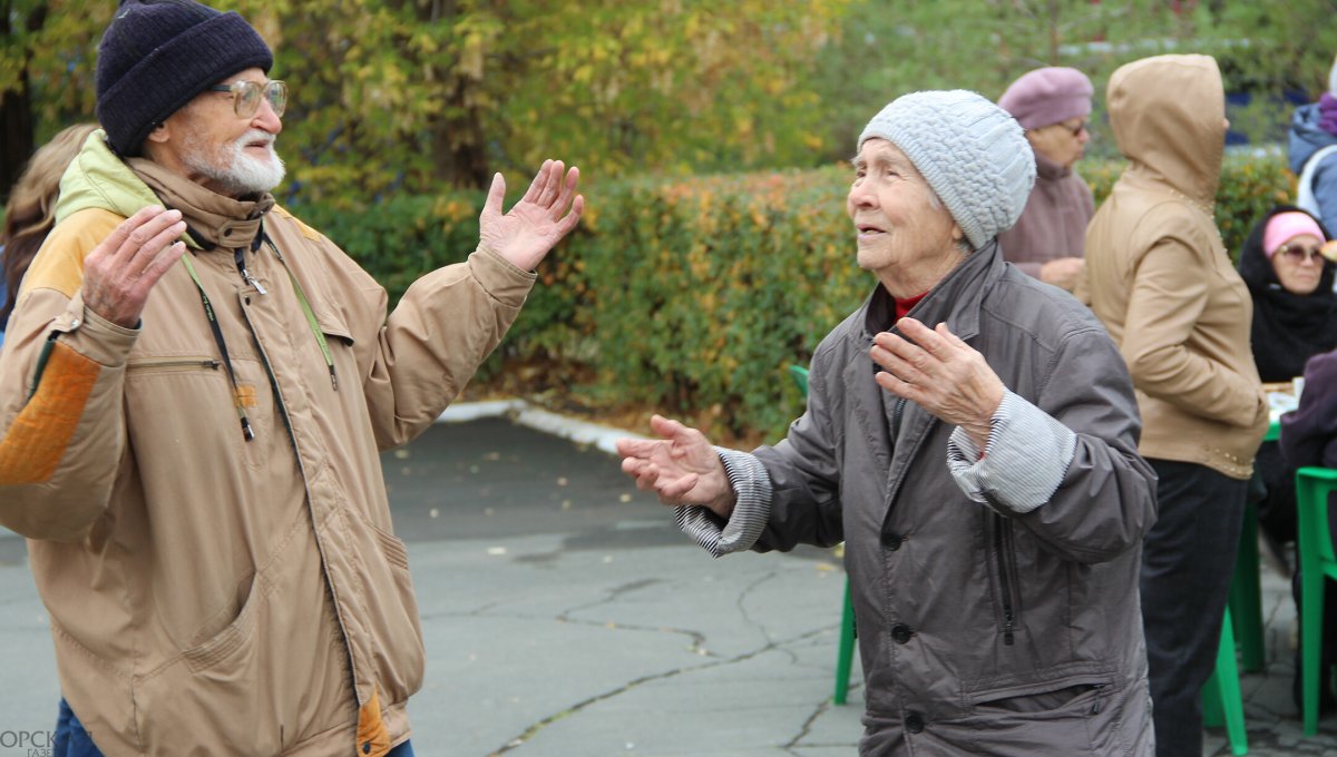 Пожилые люди в парке