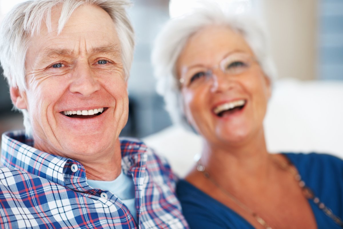 Женщина в возрасте с улыбкой