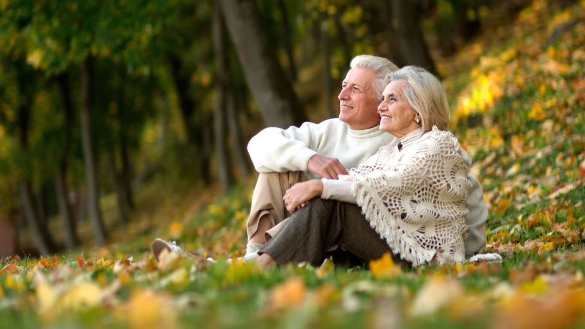 Счастливая пара пожилых людей