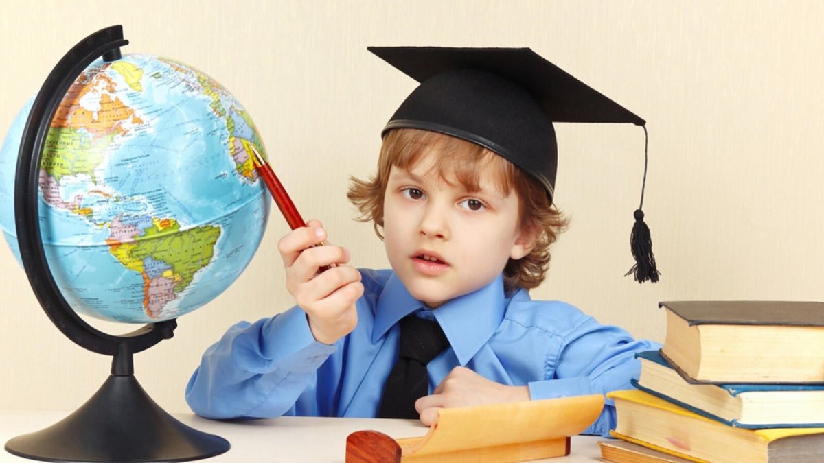 Дети в академических шапочках