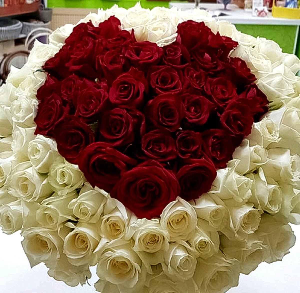 Красивый букет живых роз