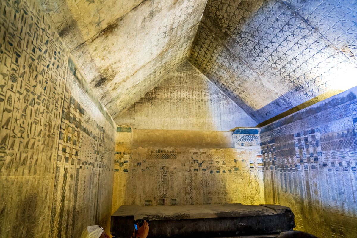 Человек на фоне пирамиды Хеопса