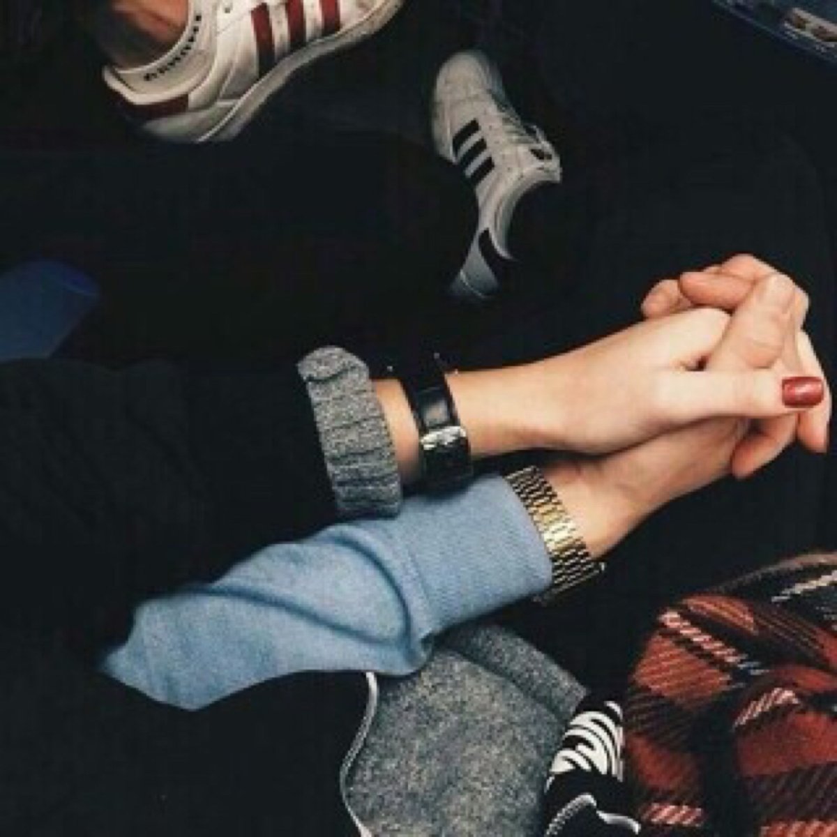 Девушка на руках у парня