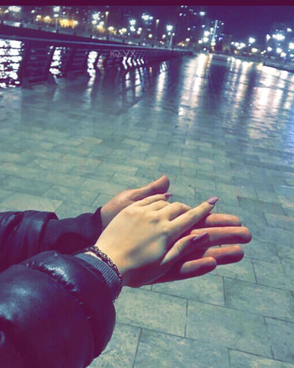 Парень с девушкой за руку