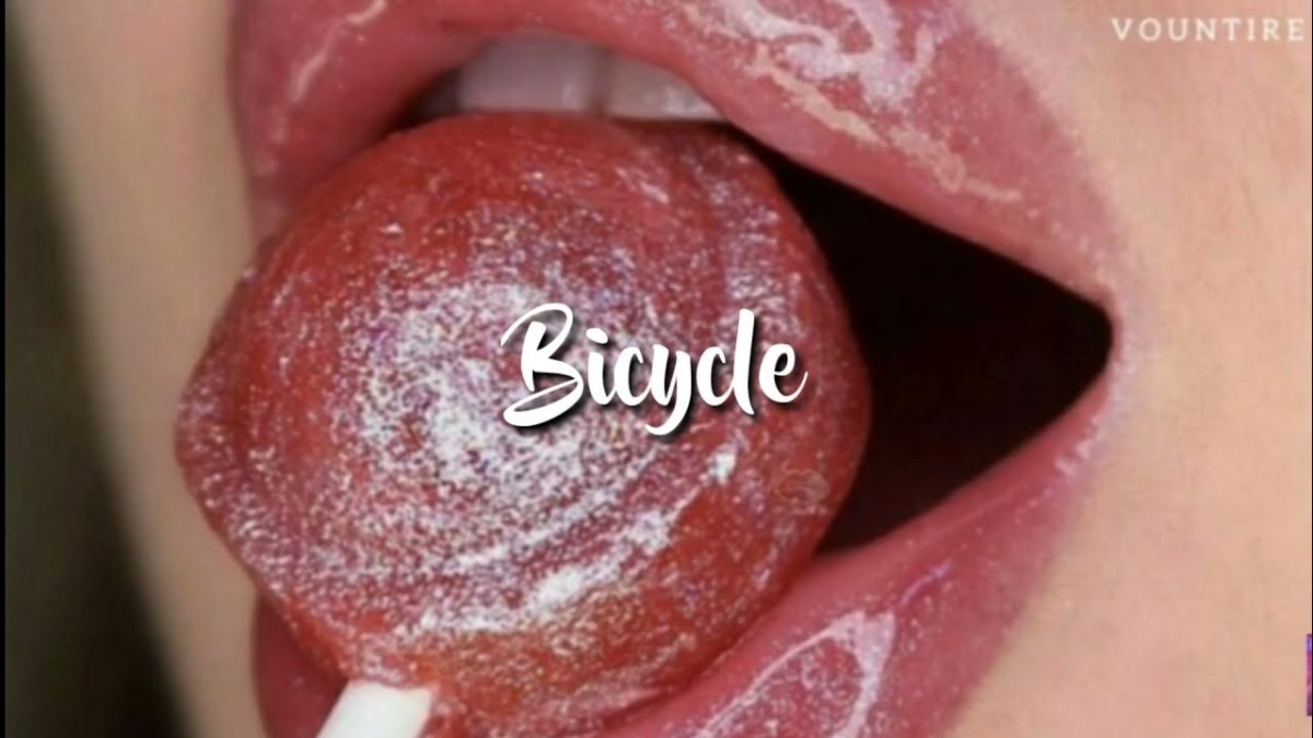 Губы с Чупа чупсом